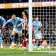 Manchester City vence Sunderland e cola no líder Arsenal