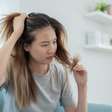 Esse hábito "inocente" que todo mundo faz pode causar caspa, fungos e até a queda do seu cabelo