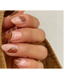 Unhas cor de caramelo, inspiradas em perfumes gourmand, são as manicures perfeitas para as festas de fim de ano