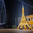 'Pequena Paris' na Itália ilumina sua própria Torre Eiffel