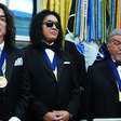 Kiss e Sylvester Stallone recebem medalhas de honra de Trump