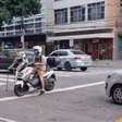 Lutador usa moto atravessada na rua para ajudar idoso a cruzar faixa no Rio e cena viraliza