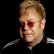 Elton John responde críticas e surpreende fãs ao mostrar "forno polêmico"