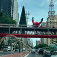 Forte ventania em SP derruba Papai Noel da Avenida Paulista; veja imagem