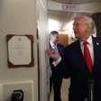 Trump tem entrevista interrompida por assessor 'preso' em banheiro no Air Force One
