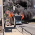 Ônibus pega fogo em Campo Grande após pane elétrica