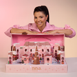 Nina Makeup apresenta o Calendário do Advento 2025 com 18 produtos full size e caixa que se transforma em Cidade Encantada