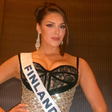 Miss Finlândia perde a coroa após fazer gesto racista