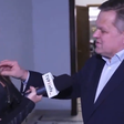 Senador polonês tenta desligar microfone de repórter durante entrevista e gera polêmica