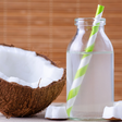 Água de coco: 10 benefícios e o boom da hidratação natural