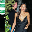 Slip dress míni, sandália elegante e bolsa importada: o look preto de Bruna Marquezine em jantar com Shawn Mendes parece básico, mas é mais caro do que você pensa