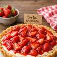 Quer uma sobremesa fácil? Aprenda a fazer torta de morango cremosa