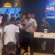 Briga entre funcionários e clientes é filmada em McDonald's em SP
