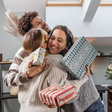 Dar presentes no Natal parece apenas um gesto social, mas psicólogos enxergam algo muito mais profundo