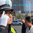 Parece ficção científica, mas não é: a China equipou seus guardas com óculos que 'veem tudo' e identificam motoristas em tempo real