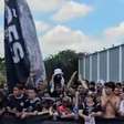 Torcedores do Corinthians fazem a festa em frente ao CT na véspera da final da Copa do Brasil