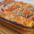 Caneloni com massa de lasanha: pronto em poucos minutos, o prato fácil com molho sugo para o seu almoço.