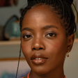Uma nova mulher! Clara Moneke abandona visual da novela e surge irreconhecível