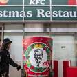 Fast food na ceia e árvore com teias de aranha: conheça tradições insólitas de Natal ao redor do mundo