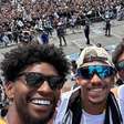Jogadores do Corinthians sobem em trio elétrico e festejam título da Copa do Brasil