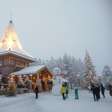 Uma vila remota na Lapônia vem se vendendo como "Aldeia do Papai Noel" há anos. Agora sofre os estragos do turismo