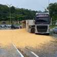 Acidente impressionante espalha milho na avenida e trânsito entra em colapso
