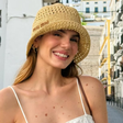 Acessórios de verão: famosas mostram trends de chinelos a chapéus