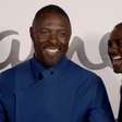 Idris Elba 'trolla' a mãe com estátua de cera idêntica a ele em chamada de vídeo