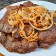 Bife acebolado macio e suculento para um almoço rápido e fácil no seu dia a dia