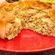 Torta de bacalhau com massa filo, fácil de fazer: surpreenda
