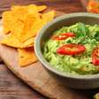 Receita de guacamole e nachos deliciosa para petiscar