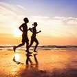 É bom correr na praia? 10 dicas para emagrecer mesmo nas férias