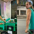 Ex-ator de Malhação diz que voltará a vender cervejas no Réveillon de Copacabana: 'Carrinho novo'