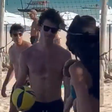 Shawn Mendes manda beijinho para Bruna Marquezine após partida de vôlei em Alagoas e viraliza; veja vídeo