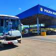 Motorista é autuado por dirigir ônibus sem para-brisa e de capacete