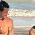 Bruna Marquezine e Shawn Mendes curtem primeiro dia do ano com banho no mar em Alagoas; veja vídeo