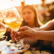 Restaurantes para apreciar bons vinhos brancos durante o verão em São Paulo