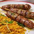 Kafta tradicional suculenta: o espeto de carne moída árabe