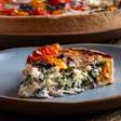 Prepare em casa uma quiche de espinafre com cebola roxa e tomate confit