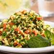 Tabule tradicional sem demolhar o trigo: salada árabe fácil