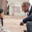 Se você gosta de Duro de Matar e Busca Implacável, vai adorar ver Jason Statham enfrentando a máfia neste filme de ação