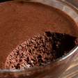 Nem creme de leite, nem leite condensado: como fazer uma legítima mousse de chocolate francesa
