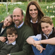 William e Kate divulgam tradicional foto de Natal com os filhos