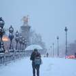 Maior tempestade de neve em 14 anos provoca cancelamentos de voos e transtornos em Paris
