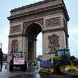 Cerca de 100 tratores invadem Paris em protesto de agricultores contra o acordo UE-Mercosul