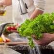 Erros comuns ao lavar frutas e verduras (e como evitar)