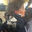 Susto! Deputada é atingida por explosivo na cabeça em entrevista