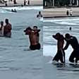Adolescentes são detidos dentro do mar após roubarem corrente de prata de mulher no litoral de SP