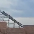 Montanha-russa para e 22 pessoas precisam ser resgatadas dos trilhos no Hopi Hari