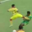 Jogador é banido do futebol por voadora em adversário; veja